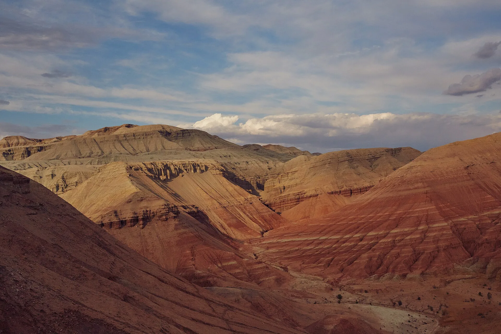 Maze-like Aktau ridges and gullies cut through soft chalk and clay layers.