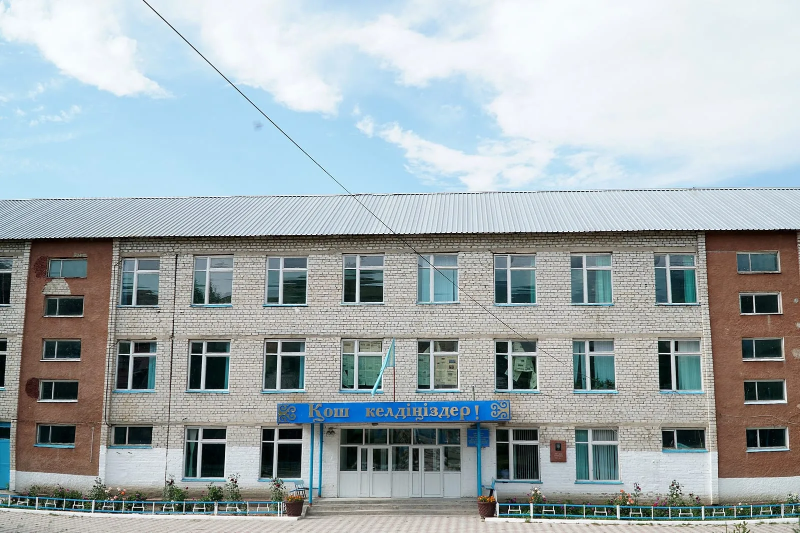 Context near Jailau Yurt Camp Kymyz Production 2 800 3 000 M: High pasture ridge near Saty with rolling alpine terrain under a wide sky.