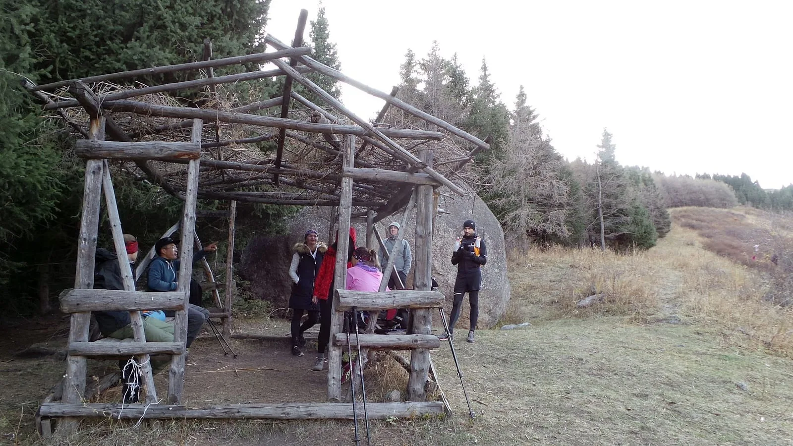 Context near Tegiszhol Petroglyph Area: Rocky Uy-Tas track area with pale stone outcrops and mountain slopes.